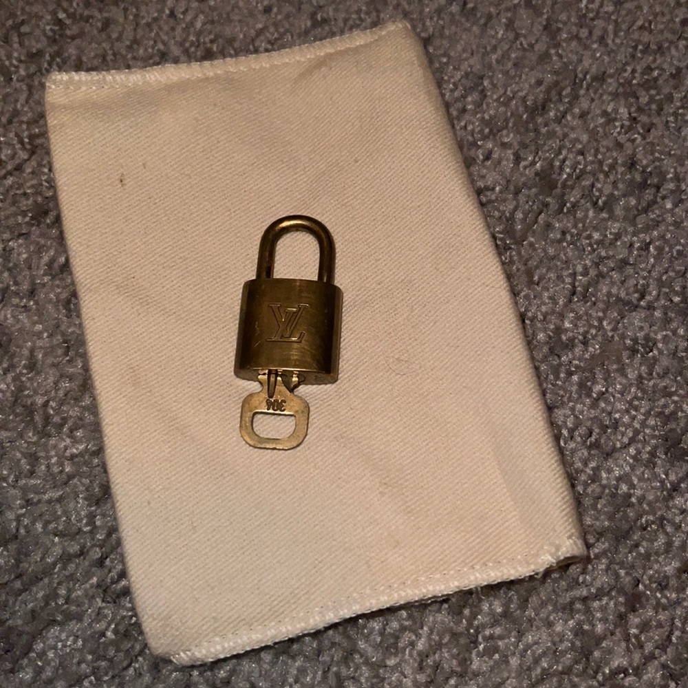 💯 Auth Louis Vuitton padlock #301